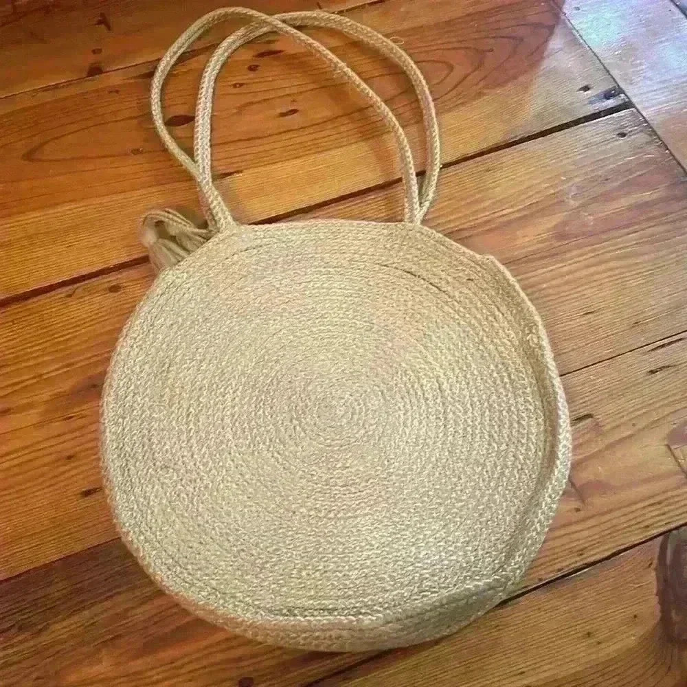 Jute round braided beach vacation bag with tassel - Picture 4 of 6